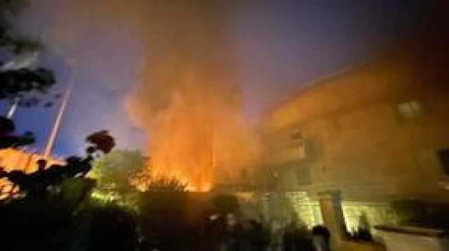 النيران تلتهم السفارة السويدية في العراق ردا على حرق القرآن (صور + فيديو)