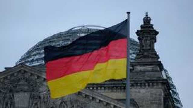 ألمانيا.. مجهولون يرفعون علما يحمل الصليب المعقوف بدلا من علم المثليين في محطة نوبراندنبورغ