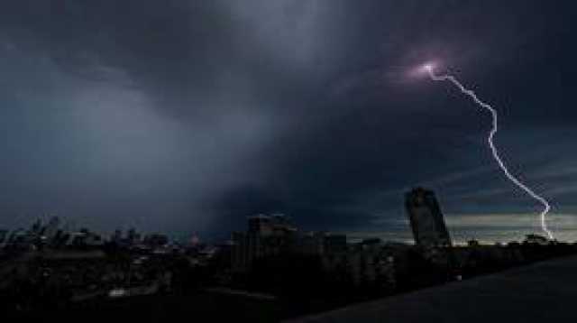 العواصف تخلّف قتيلين وتشلّ حركة الطيران شرق الولايات المتحدة (فيديو)