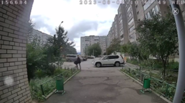 شاهد.. فتاة تصاب بالهلع بعد أن شاهدت أمام أعينها الانفجار في سيرغييف بوساد