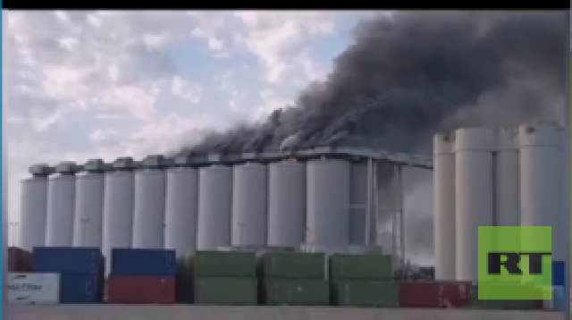 حريق ضخم في مخزن للحبوب قرب ميناء لاروشيل الفرنسي (فيديو)