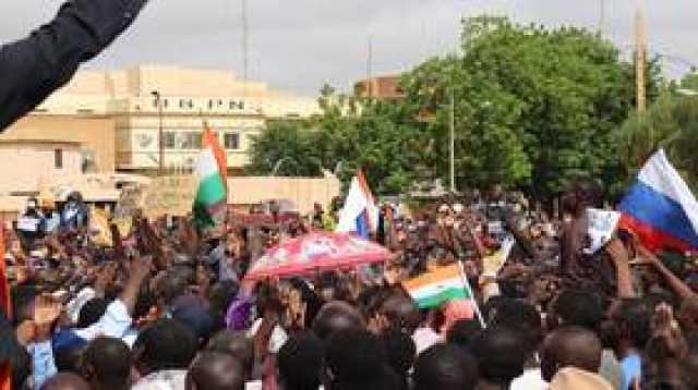 احتجاجات أمام القاعدة العسكرية الفرنسية في نيامي ضد التدخل العسكري لمجموعة 'إيكواس' في النيجر- فيديو