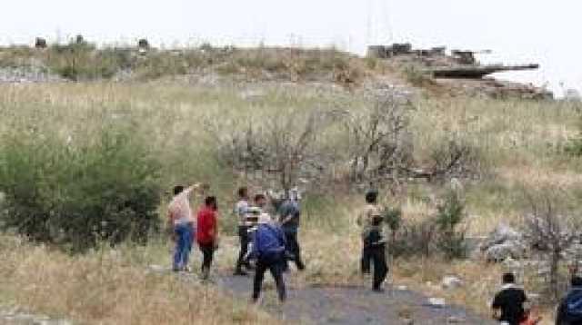 إعلام إسرائيلي: طلقات تحذيرية إسرائيلية بعد إلقاء عنصر من حزب الله زجاجة حارقة تجاه السياج الحدودي