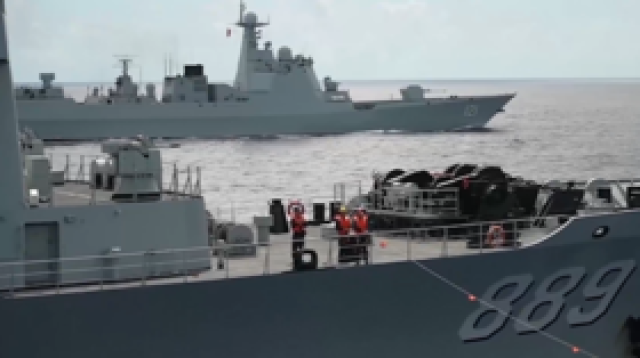 مناورات روسية صينية تخللها تزويد السفن الحربية بالوقود والذخائر خلال إبحارها (فيديو)