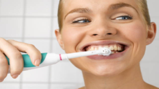 طبيب يحذر من 'عادة خاطئة وشائعة' ينبغي تجنبها عند تنظيف أسنانك!