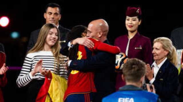 رسميا.. 'الفيفا' يفرض عقوبة قاسية على رئيس الاتحاد الإسباني لكرة القدم لتقبيله لاعبة