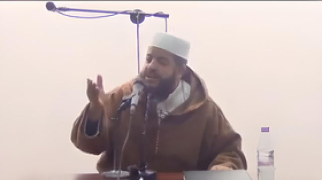 شاهد ردة فعل واعظ مغربي أثناء إلقائه درسا بالمسجد لحظة وقوع الزلزال (فيديو)