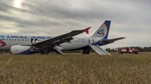 طائرة ركاب روسية على متنها 167 شخصا تهبط في حقل قمح (فيديو)