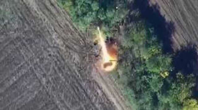 الدفاع الروسية تنشر مشاهد مسيّرة 'لانسيت' وهي تدمر مدفع هاوتزر أمريكيا (فيديو)