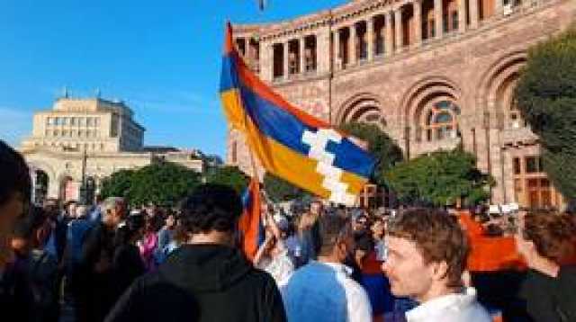 احتجاجات أمام مبنى الحكومة الأرمنية والشرطة تتعامل بعنف