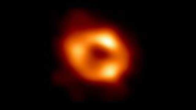 أينشتاين على حق مجددا.. العلماء يثبتون دوران ثقب 'مسييه 87' الأسود