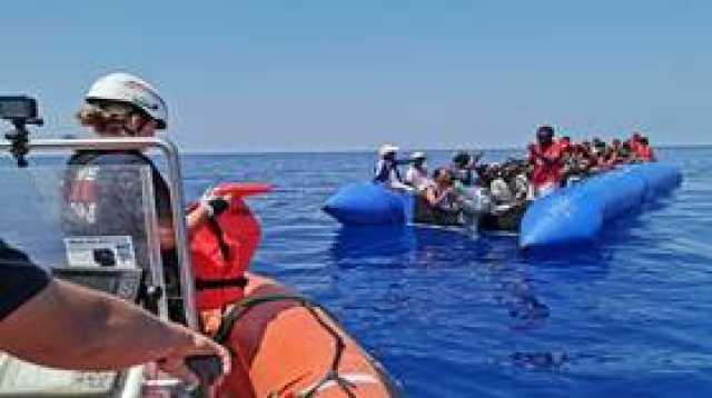 منظمة إنقاذ توثق صدم قارب خفر السواحل الليبي لآخر يُقل مهاجرين قبالة سواحل ليبيا