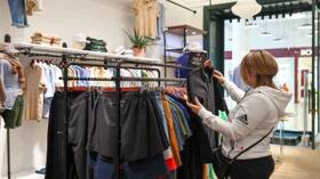 بائعة سعودية تكشف 'عصابة' وافدين تحتكر أشهر أسواق الفساتين في العاصمة (فيديو)