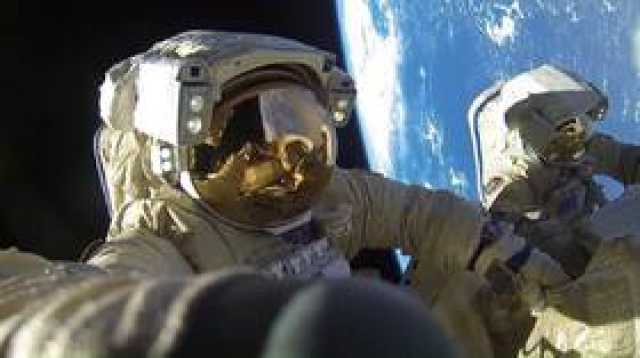 الرواد الروس يخرجون بمهمة إلى الفضاء المفتوح ويعاينون وحدة 'ناؤوكا' في المحطة الفضائية