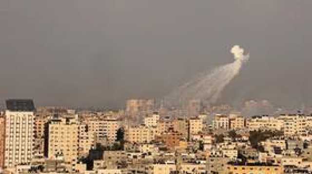 مراسلنا: استهداف عنيف بالفسفور الأبيض لمحيط فندق الروتس غرب مدينة غزة (فيديو)
