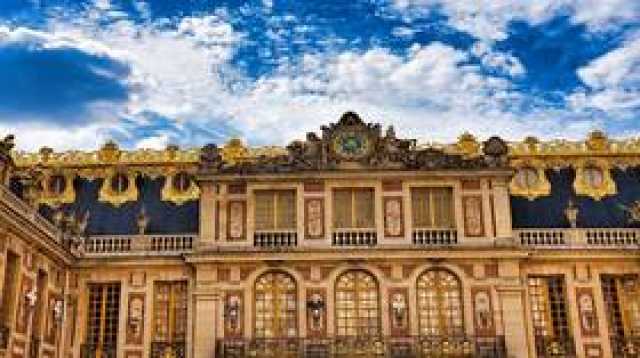 الداخلية الفرنسية تعلن قصر فرساي ومتحف اللوفر من المناطق الآمنة