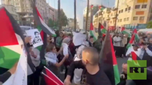 متظاهرون فلسطينيون يحرقون صور ماكرون في رام الله (فيديو)