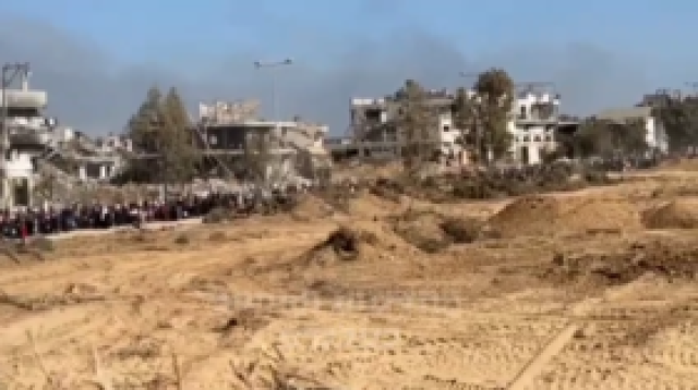 مشاهد جديدة لنزوح آلاف المدنيين من شمال إلى جنوب قطاع غزة تحت إشراف إسرائيلي