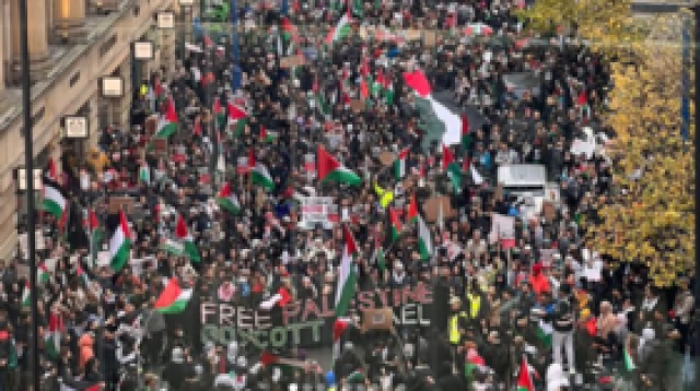 مظاهرة حاشدة في مانشستر تضامنا مع أهل غزة (فيديو)