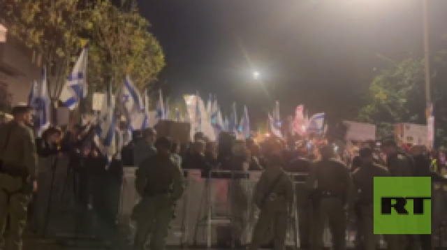'نتنياهو هو الإرهابي'..عشرات الإسرائيليين يتظاهرون في القدس للمطالبة بإطلاق سراح كل أسراهم (فيديو)