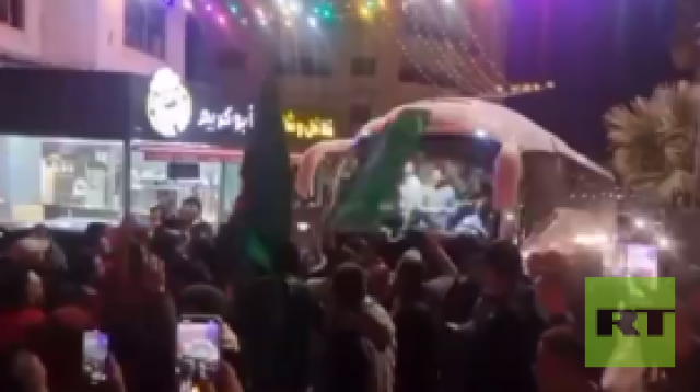 مشاهد مؤثرة وهتافات لـ'حماس' خلال استقبال أسرى فلسطينيين محررين في اليوم الثاني من الهدنة (فيديوهات)