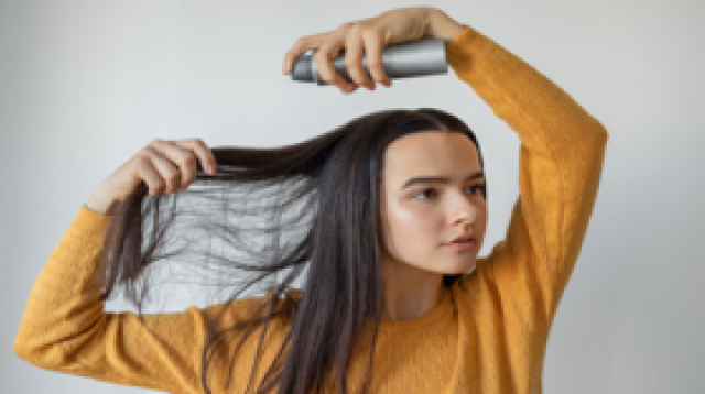 دراسة 'مثيرة للقلق' تحذر من ارتباط منتجات تصفيف الشعر بالعقم!