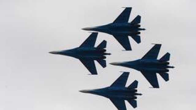 4 مقاتلات Su-35S بأسلحتها رافقت طائرة بوتين خلال رحلته إلى الإمارات ومنها إلى السعودية (فيديو)