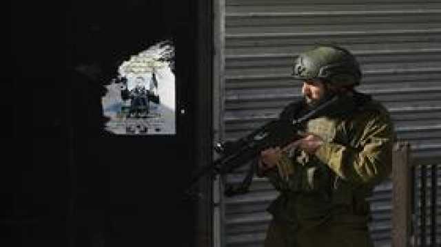الجيش الإسرائيلي يعتقل 8 فلسطينيين في الضفة الغربية ويقتحم منزل أسير في بيت لحم