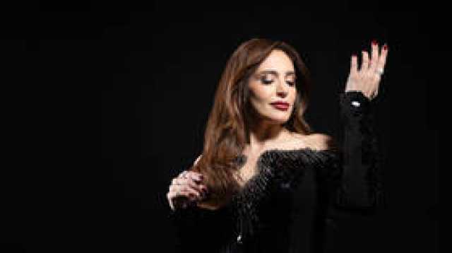 بالفيديو..فنانة لبنانية شهيرة تجهش بالبكاء وتعلن طلاقها رسميا على المسرح