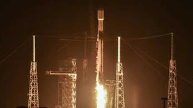 SpaceX تطلق 21 قمرا لتعزيز شبكة Starlink للاتصالات (فيديو)