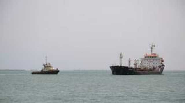 تقارير بريطانية عن اقتراب 6 زوارق صغيرة من سفينة تجارية قرب المخاء