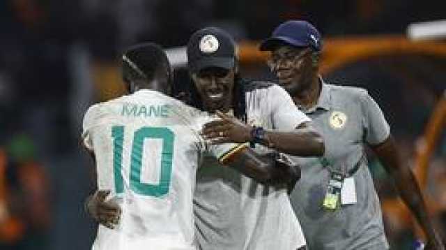 نقل مدرب 'أسود التيرانغا' أبطال كأس أمم إفريقيا إلى المستشفى (فيديو)