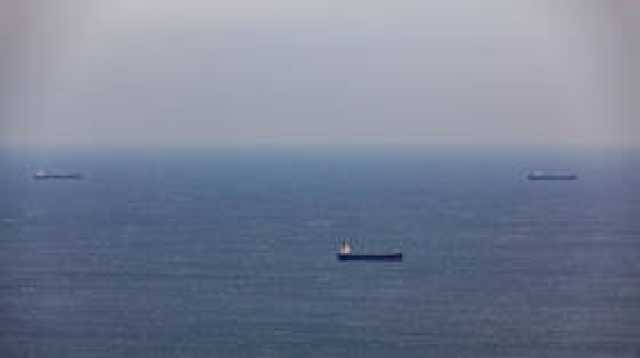 الحوثيون يعلنون استهداف سفينة تابعة للبحرية الأمريكية أثناء إبحارها في خليج عدن