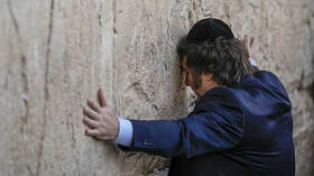 خافيير ميلي يبكي بحرقة أمام حائط البراق (صور+ فيديو)