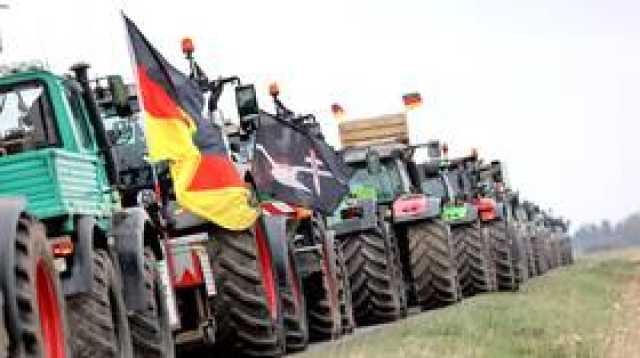 مزارعون إسبان وبولنديون يقطعون الطرقات بالجرارات احتجاجا على سياسات الاتحاد الأوروبي