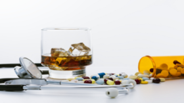 ما آثار الخلط بين الكحول والأدوية على الجسم؟