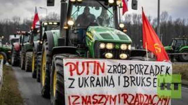 مزارع بولندي يرفع لافتة على جراره كتب عليها: 'بوتين تصرّف مع أوكرانيا وبروكسل وحكومتنا وضع لهم حدا!'