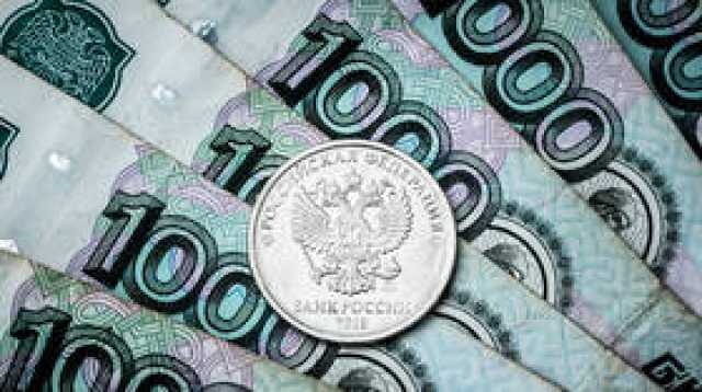 الدولار يتراجع في بورصة موسكو إلى أدنى مستوى منذ أسبوعين