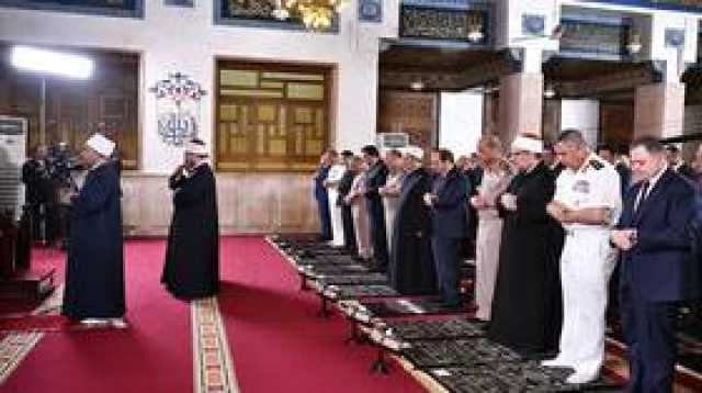 في 'يوم الشهيد'.. السيسي يؤدي صلاة الجمعة في مسجد المشير طنطاوي (فيديو)