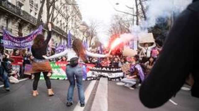 باريس.. جماعة يهودية تعتدي بالضرب على مسيرة نسوية تأييدا لفلسطين (فيديو)