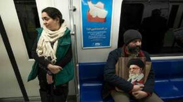 إيران.. رجل دين يصور سيدة غير محجبة ترضع طفلها والقضاء يحقق في الواقعة (فيديو)