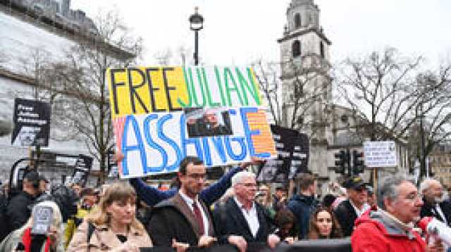 محكمة بريطانية تؤجل تسليم أسانج إلى الولايات المتحدة وتمنحه حق الاستئناف