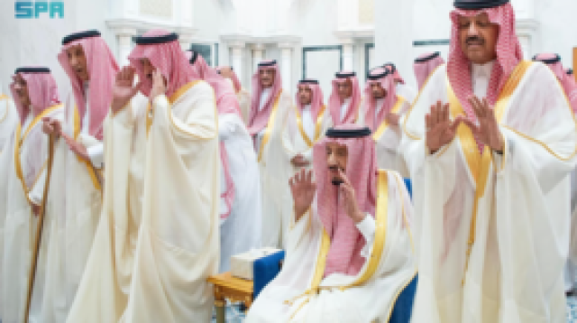 السعودية.. الملك وولي العهد يؤديان صلاة عيد الفطر