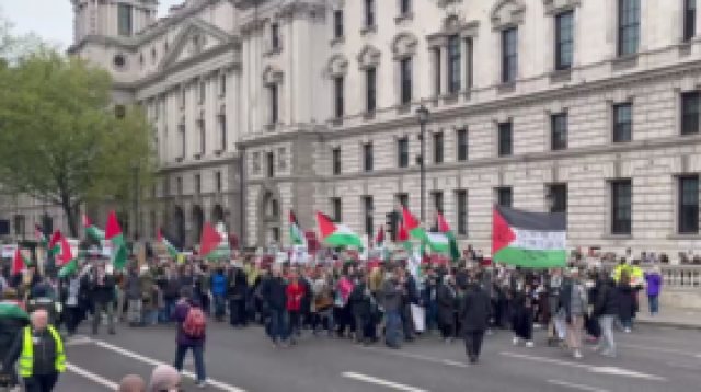 انطلاق مسيرة ضخمة تضامنا مع غزة من أمام مبنى البرلمان البريطاني (فيديو)
