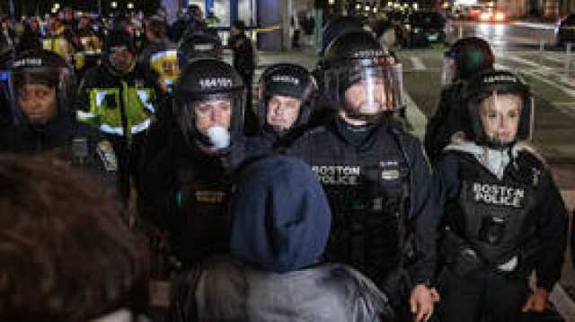 الشرطة الأمريكية تعتقل متظاهرين مؤيدين للفلسطينيين في جامعة إيمرسون (فيديوهات)