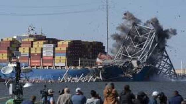 إزالة جزء من جسر بالتيمور بالمتفجرات في محاولة لتحرير سفينة 'دالي' العالقة (فيديو)