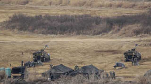'يونهاب': كوريا الشمالية تزرع الألغام وتنصب الأسلاك الشائكة داخل المنطقة العازلة مع جارتها الجنوبية