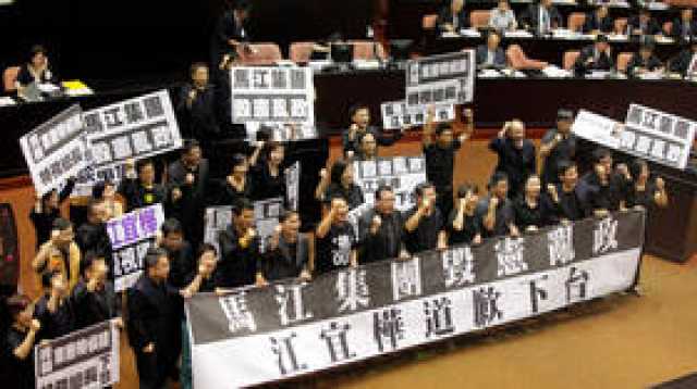 جلسة برلمانية في تايوان تتحول إلى حلبة مصارعة (فيديو)