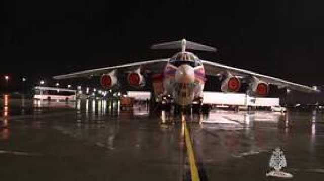 الطوارئ الروسية تنشر مشاهد تحميل مروحية من نوع خاص لإرسالها للبحث عن طائرة رئيسي (فيديو)