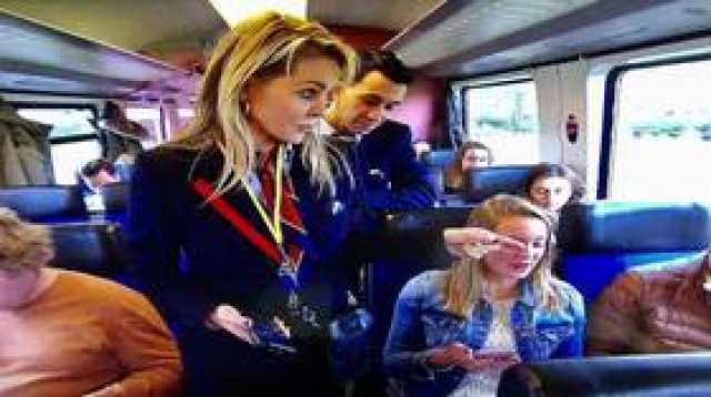 'لم تخالف القانون'.. فتاة تقلي الدجاج داخل قطار هولندي وسط دهشة الركاب